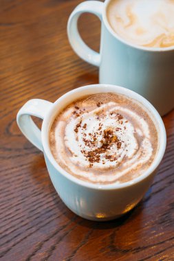 Sıcak kakao ve çikolata beyaz fincan veya kupa ahşap tablo