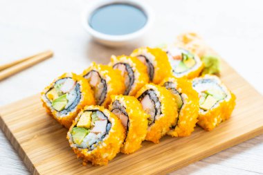 California maki sushi sos ve yemek çubukları - Japon yemekleri tarzı ahşap plaka üzerinde rulo