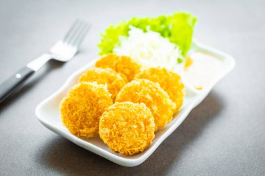 Derin kızarmış gevrek karides veya karides pasta beyaz plaka - Tay gıda tarzı sebze ve tatlı sos ile