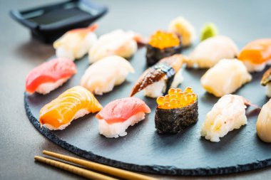 Nigiri suşi somon balıklı karides karides yılan balığı deniz hayvanı kabuğu ve diğer sashimi ile siyah kayrak - Japansese gıda stilini ayarla