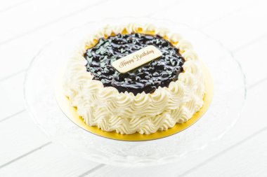 Mutlu yıllar ile yaban mersini peynir pasta ile şekerli tatlı üstüne işaret