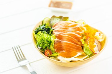 Ham taze somon balık et sashimi sebze salata ve sos - Japonca ve sağlıklı gıda kavramı