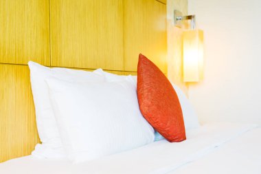 Otel yatak odası iç dekorasyonda yatak beyaz rahat yastık