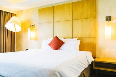 Otel yatak odası iç dekorasyonda yatak beyaz rahat yastık