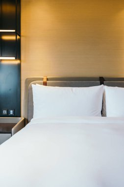 Otel yatak odası iç dekorasyonda yatak beyaz rahat yastık