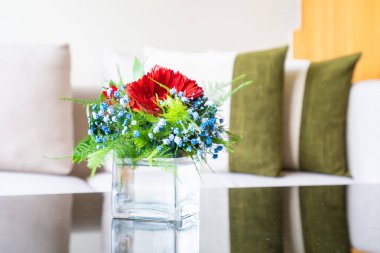 Vazo çiçek masada oturma odası dekorasyon iç kanepe yastık ile
