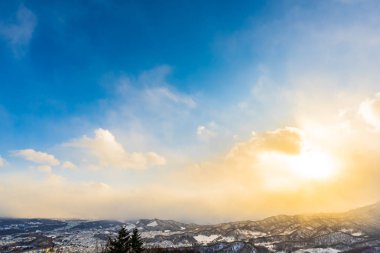Dağın etrafından kar kış sezonu günbatımı zaman Sapporo Hokkaido Japonya ağacında ile güzel manzara