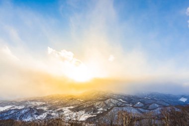 Dağın etrafından kar kış sezonu günbatımı zaman Sapporo Hokkaido Japonya ağacında ile güzel manzara