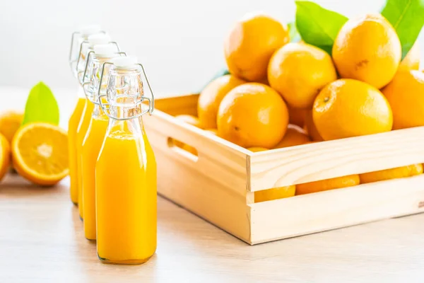 Zumo Naranja Fresco Para Beber Vaso Botella Sobre Mesa Madera — Foto de Stock