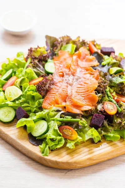 Çiğ Füme Somon Balık Taze Yeşil Sebze Salatası Sos Sağlıklı — Stok fotoğraf