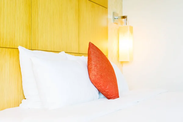 ホテル ベッド ルーム インテリアでベッドの装飾に白の快適な枕 — ストック写真