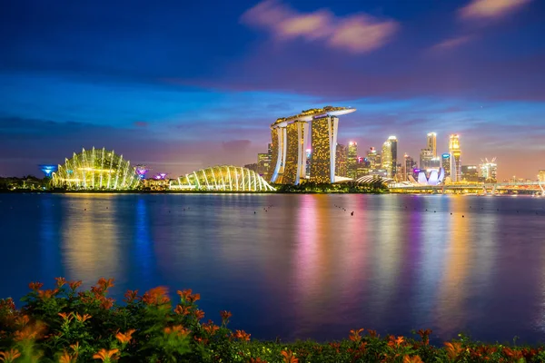 美丽的建筑建筑摩天大楼周围的码头海湾在新加坡城市在暮色中 — 图库照片