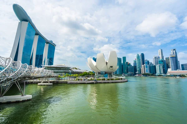 シンガポール 2019 美しい建築でシンガポールのマリーナ ベイ周辺の高層ビル — ストック写真