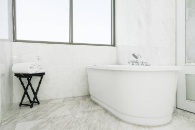Güzel lüks beyaz ve temiz küvet banyo iç dekorasyonda