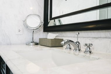 Güzel lüks beyaz ve temiz lavabo ve banyo facuet su iç