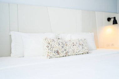 Beyaz yastık ve battaniye güzel lüks yatak odası iç dekorasyonda yatak var