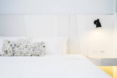 Beyaz yastık ve battaniye güzel lüks yatak odası iç dekorasyonda yatak var