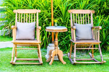 Boş ahşap sandalye açık bahçe veranda etrafında