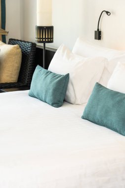 Güzel lüks ve konforlu yatak odası iç dekorasyon Oda ve beyaz yastık battaniye ışık lamba ile