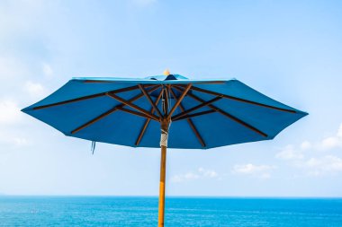 Şemsiye ile boş zaman seyahat ve tatil için bulut gökyüzü ve deniz okyanus mavi renk