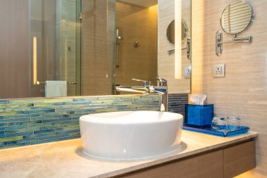 Su Bataryası dokunun ve oda banyo iç dekorasyonda beyaz lavabo