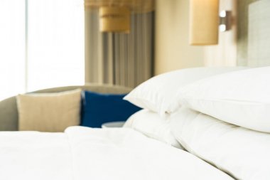 Güzel rahat yastık ve battaniye yatak yatak odası dekorasyon iç