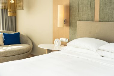 Güzel rahat yastık ve battaniye yatak yatak odası dekorasyon iç