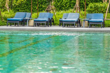 Tatil ve seyahat için sandalye ve güverte ile otel ve tatil güzel açık yüzme havuzu