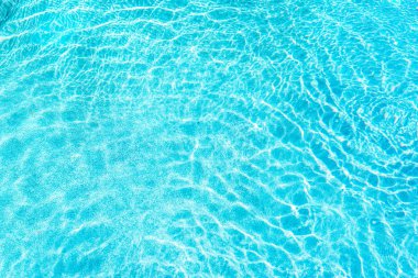 Metin kopyalama alanı için güneş ışığı yansıması ile soyut havuz su yüzeyi ve arka plan