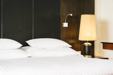Otel yatak odası iç ışık lambası mobilya dekorasyon ile yatakta Güzel lüks rahat beyaz yastık ve battaniye