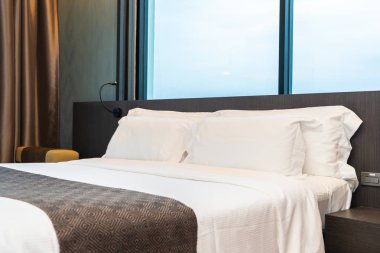 Otel yatak odası iç ışık lambası mobilya dekorasyon ile yatakta Güzel lüks rahat beyaz yastık ve battaniye