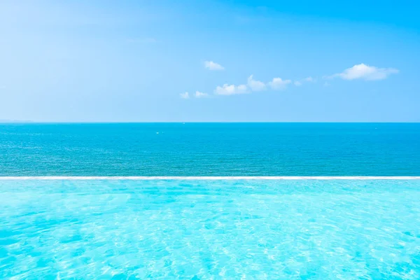 Prachtige Landschap Van Zee Oceaan Met Buitenzwembad Witte Wolk Blauwe — Stockfoto