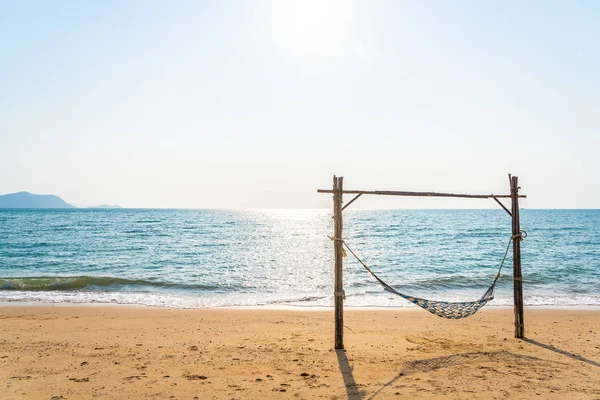 Pusty Hamak Huśtawka Piękną Plażę Morze Wakacje Wakacje Podróże Wypoczynek — Zdjęcie stockowe