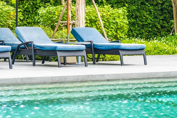 レジャー休暇や旅行のための椅子とデッキ付きのホテルとリゾートの美しい屋外スイミングプール — ストック写真