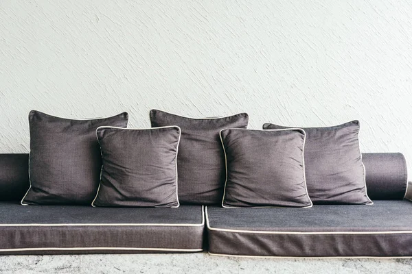 Oreiller Confortable Sur Canapé Avec Patio Extérieur — Photo