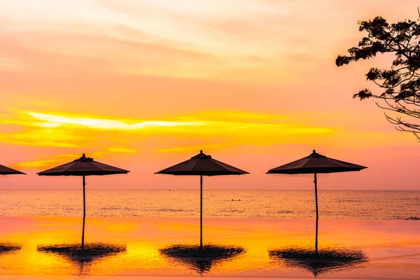 Sonnenschirm Und Liegestuhl Rund Das Schwimmbad Neary Meer Ozean Strand — Stockfoto