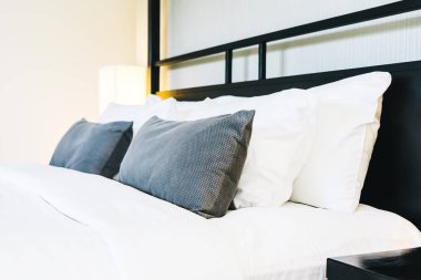 Yatak odası iç ışık lamba dekorasyon uğrama ile yatakta Güzel lüks rahat yastık