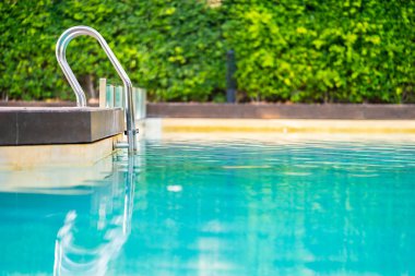 Tatil tatilinde tatil de tatil için otel beldesinde yüzme havuzu etrafında Merdiven havuzu