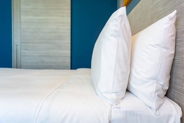 Otel yatak odasında yatak dekorasyonu güzel rahat beyaz yastık ve battaniye