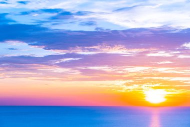 Tatil tatilinde dinlenmek için gündoğumu veya günbatımı zaman deniz Plajı güzel açık tropikal doğa manzara