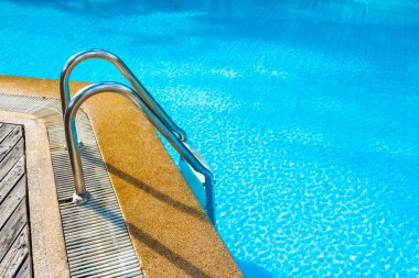Tatil tatilinde dinlenmek için merdiven ile otel beldesinde güzel açık yüzme havuzu