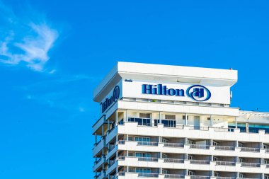 Hua hin , Tayland - 2 Mayıs 2019 : Hilton otel ve tatil yeri tabelası hua hin eyaleti Tayland