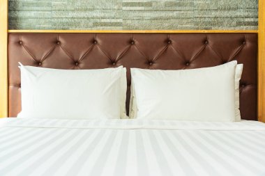 Otel yatak odasında yatak dekorasyonu güzel rahat beyaz yastık ve battaniye