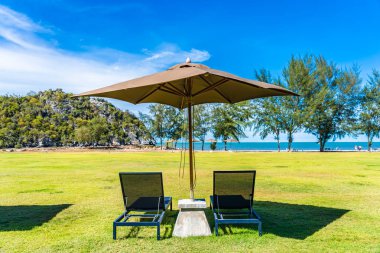 Tatil tatilde eğlence seyahat için etrafında şemsiye ve sandalye ile deniz ve plaj Güzel açık manzara