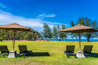 Tatil tatilde eğlence seyahat için etrafında şemsiye ve sandalye ile deniz ve plaj Güzel açık manzara