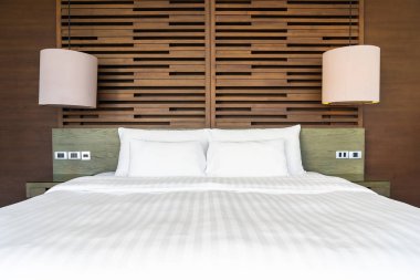 Yatak odası iç ışık lamba dekorasyon uğrama ile yatakta Güzel lüks rahat yastık