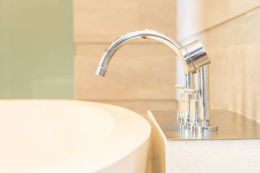 Banyo iç güzel lüks zerafet beyaz küvet ve su musluk dekorasyon