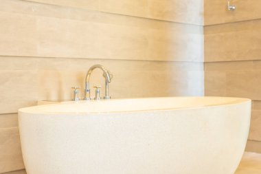 Banyo iç güzel lüks zerafet beyaz küvet ve su musluk dekorasyon