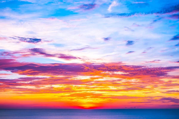 Gökyüzü Bulut Arka Plan Ile Gündoğumu Veya Gün Batımında Deniz — Stok fotoğraf