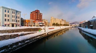 güneşli bir günde kanal ile küçük kasabanın doğal görüntüleri
